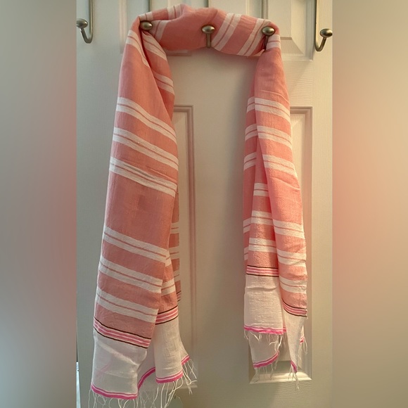 Beautiful Pink light scarf - Picture 2 of 5